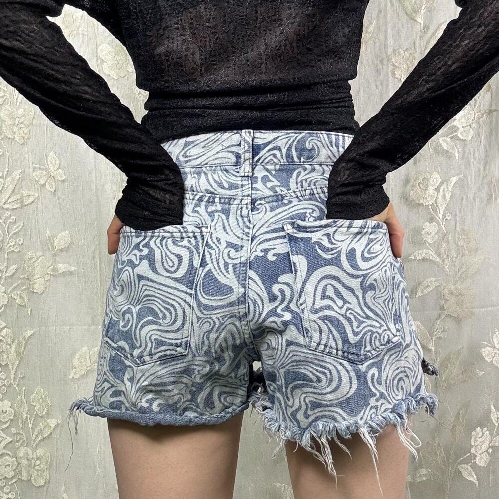 Trippy wave pattern jean shorts